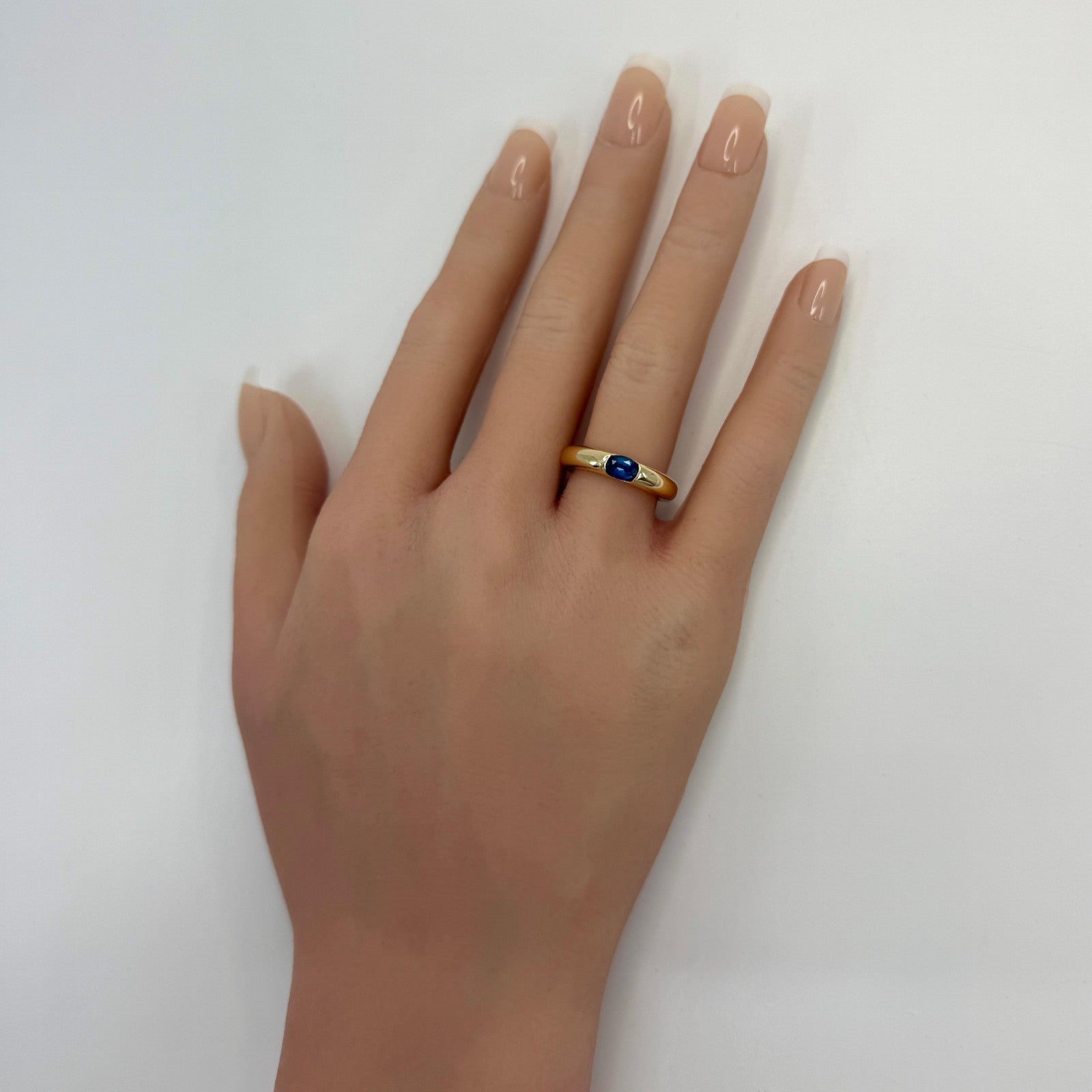 Vintage Cartier Vivid Blue Sapphire Oval Ellipse 18k Yellow Gold Solitaire Ring — view 4