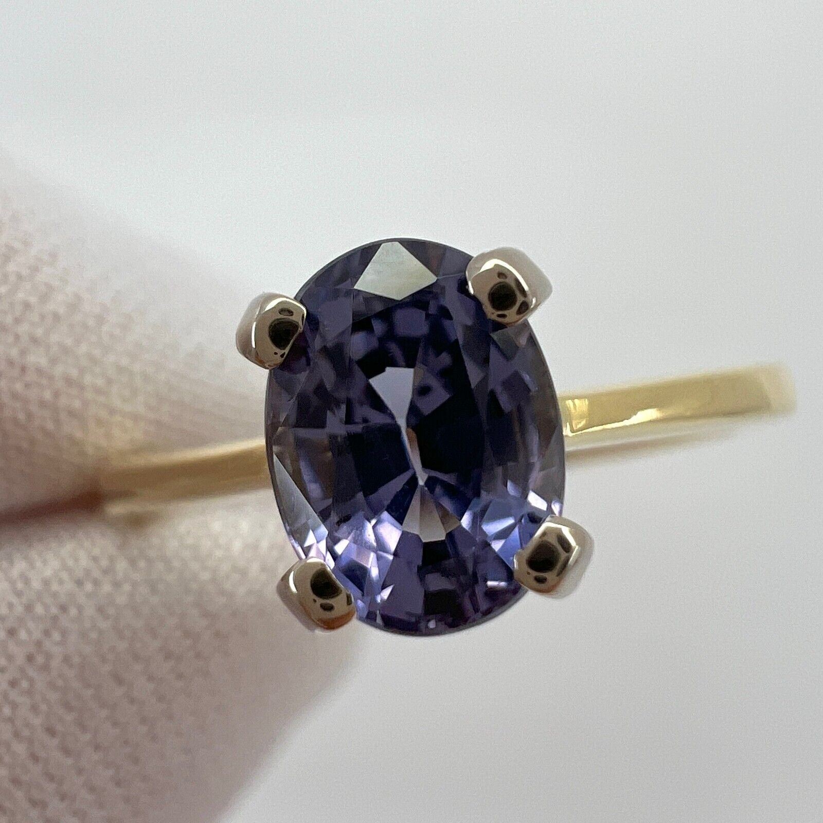 1.14 Carat Lilac Purple Spinel Oval Cut 18k Yellow & White Gold Solitaire Ring — view 4