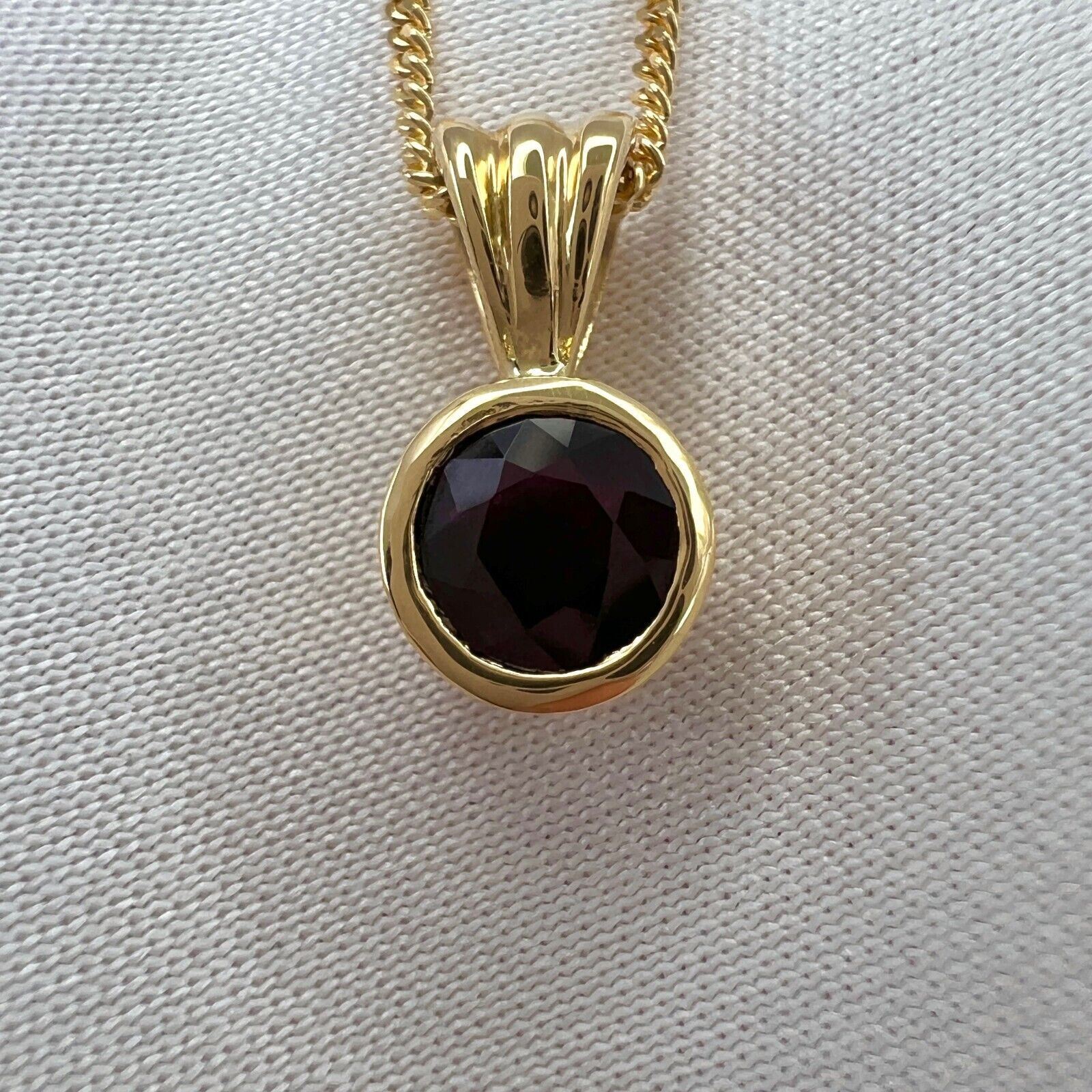 Natural Deep Red Ruby 0.51ct Round 18k Yellow Gold Solitaire Pendant Necklace — view 4