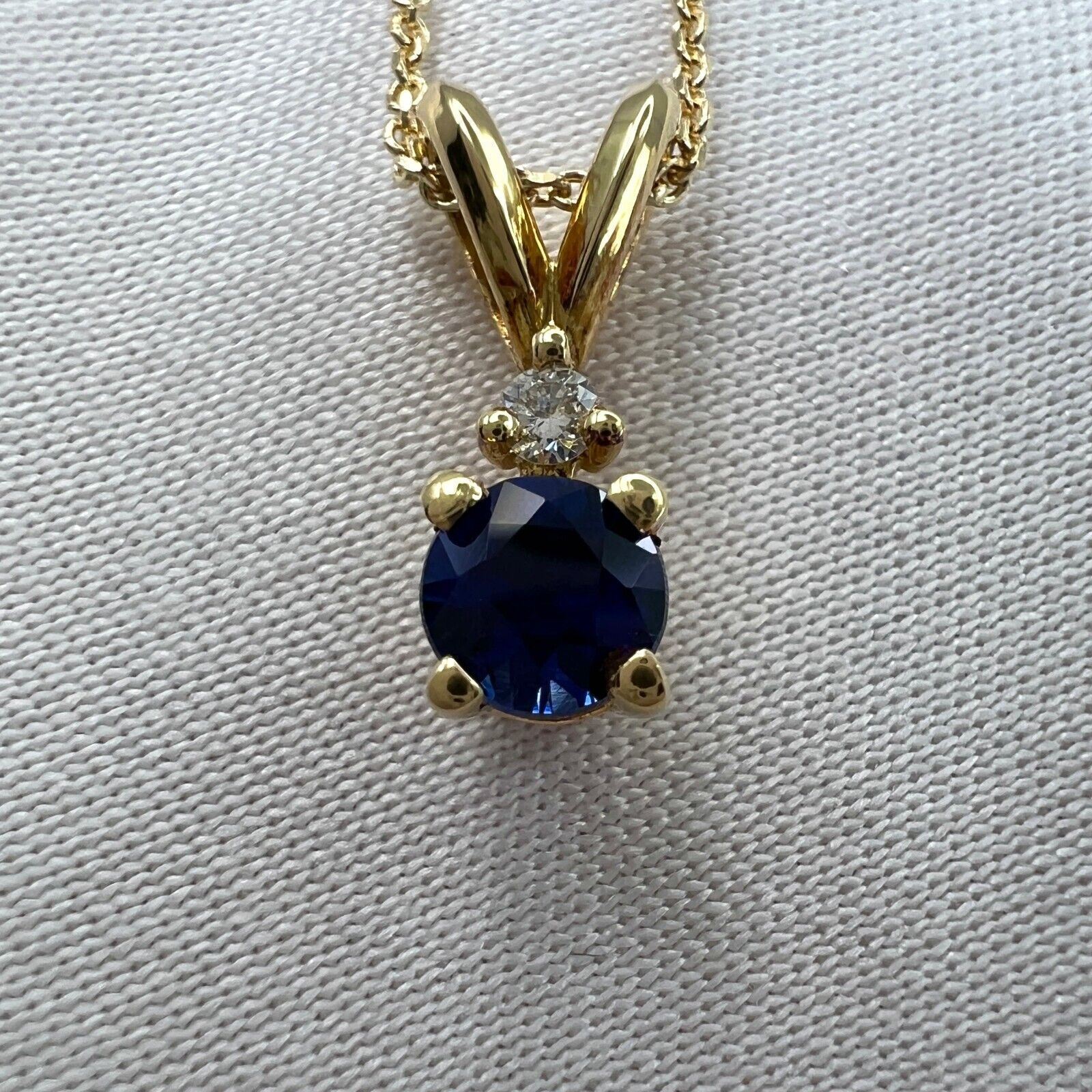 Fine Ceylon Cornflower Blue Sapphire & Diamond Round Cut 18k Yellow Gold Pendant — view 2