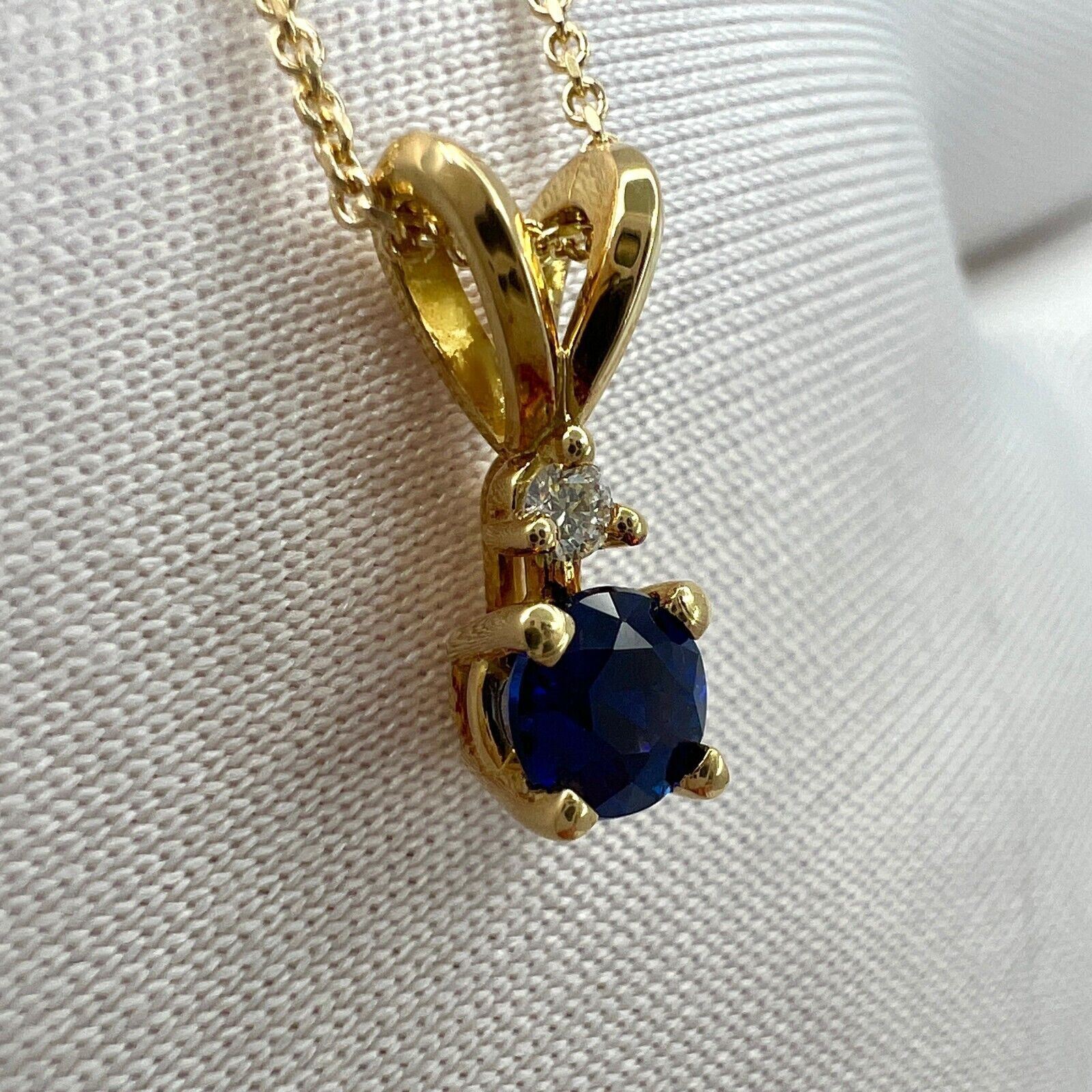 Fine Ceylon Cornflower Blue Sapphire & Diamond Round Cut 18k Yellow Gold Pendant — view 4