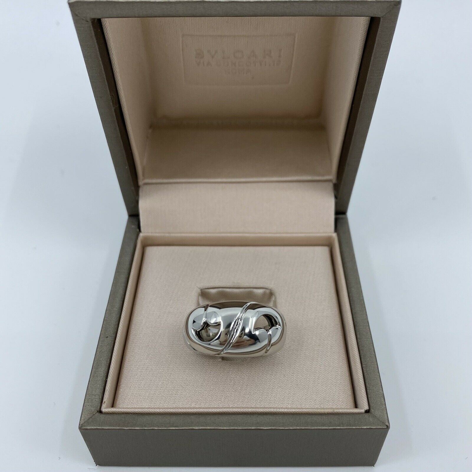 Vintage Bvlgari Bulgari Nuvole Rare 950 Platinum Dome Ring with Bvlgari Ring Box — view 2