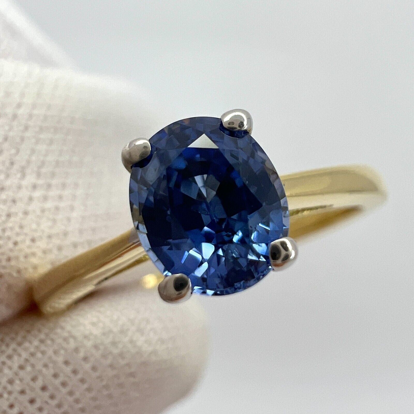 1.00ct Vivid Cornfower Blue Ceylon Sapphire Oval Cut 18k Gold Solitaire Ring — view 2