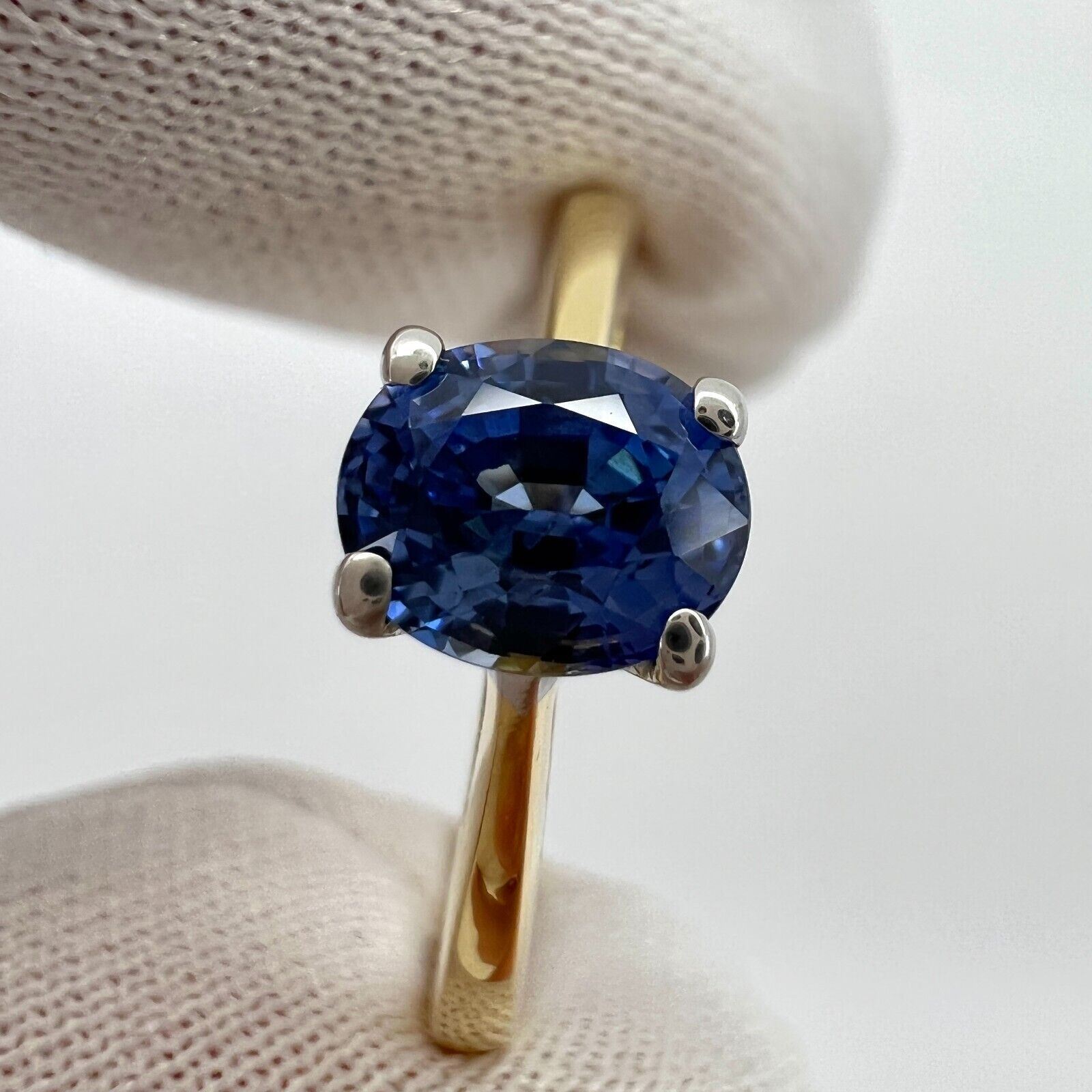1.00ct Vivid Cornfower Blue Ceylon Sapphire Oval Cut 18k Gold Solitaire Ring — view 3