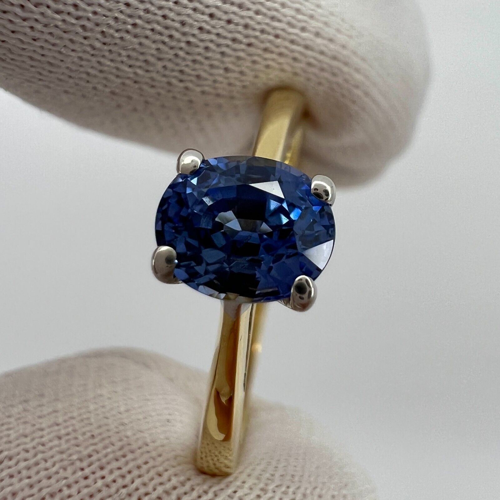 1.00ct Vivid Cornfower Blue Ceylon Sapphire Oval Cut 18k Gold Solitaire Ring — view 4