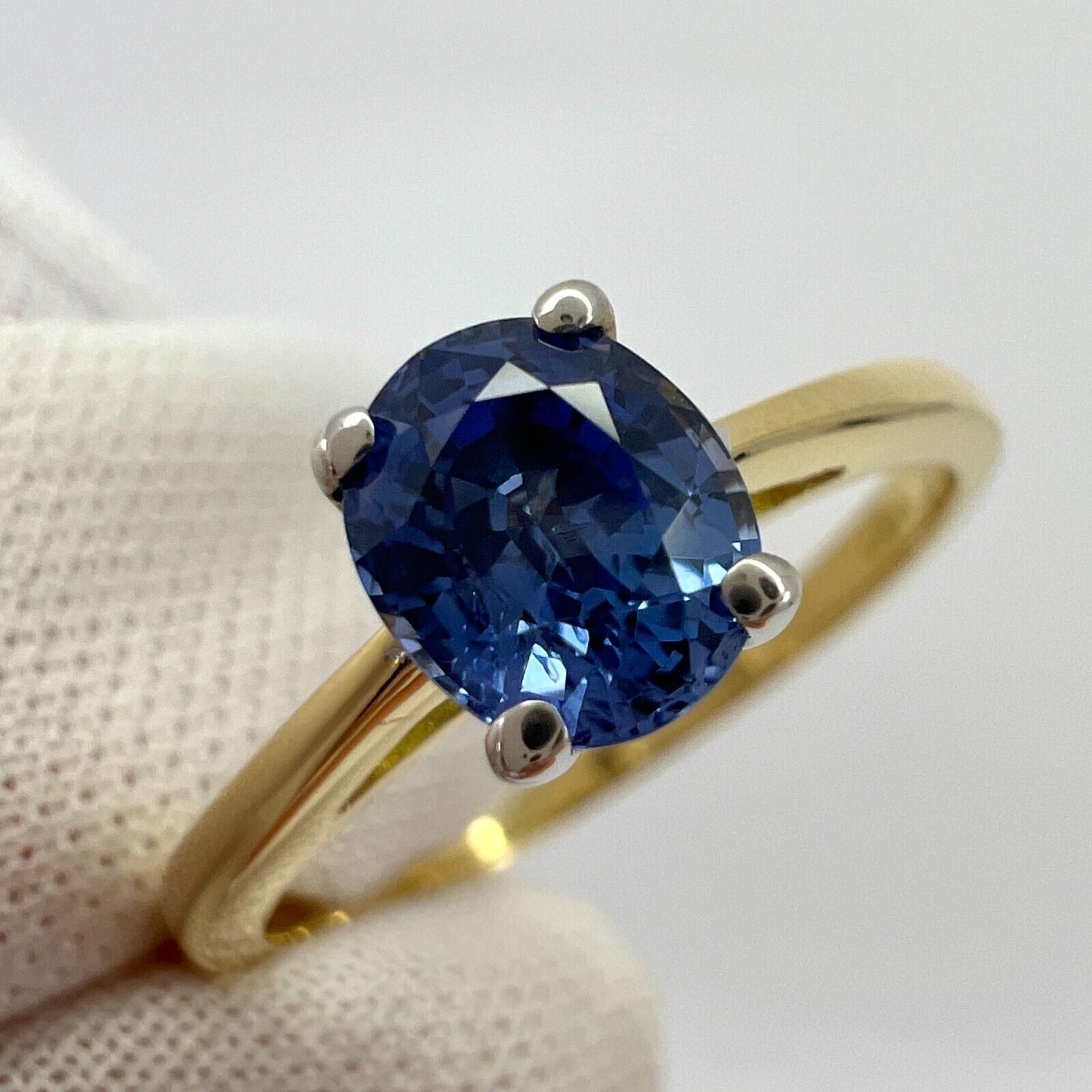 1.00ct Vivid Cornfower Blue Ceylon Sapphire Oval Cut 18k Gold Solitaire Ring — view 5