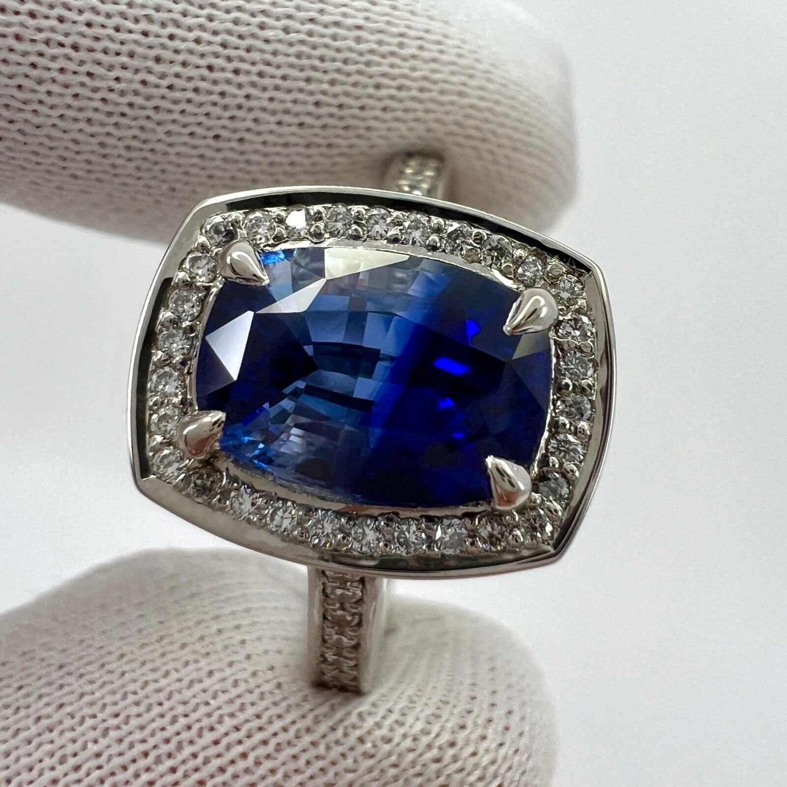 GIA Certified 2.92ct Bi Colour Ceylon Sapphire 18k White Gold Diamond Halo Ring — view 4