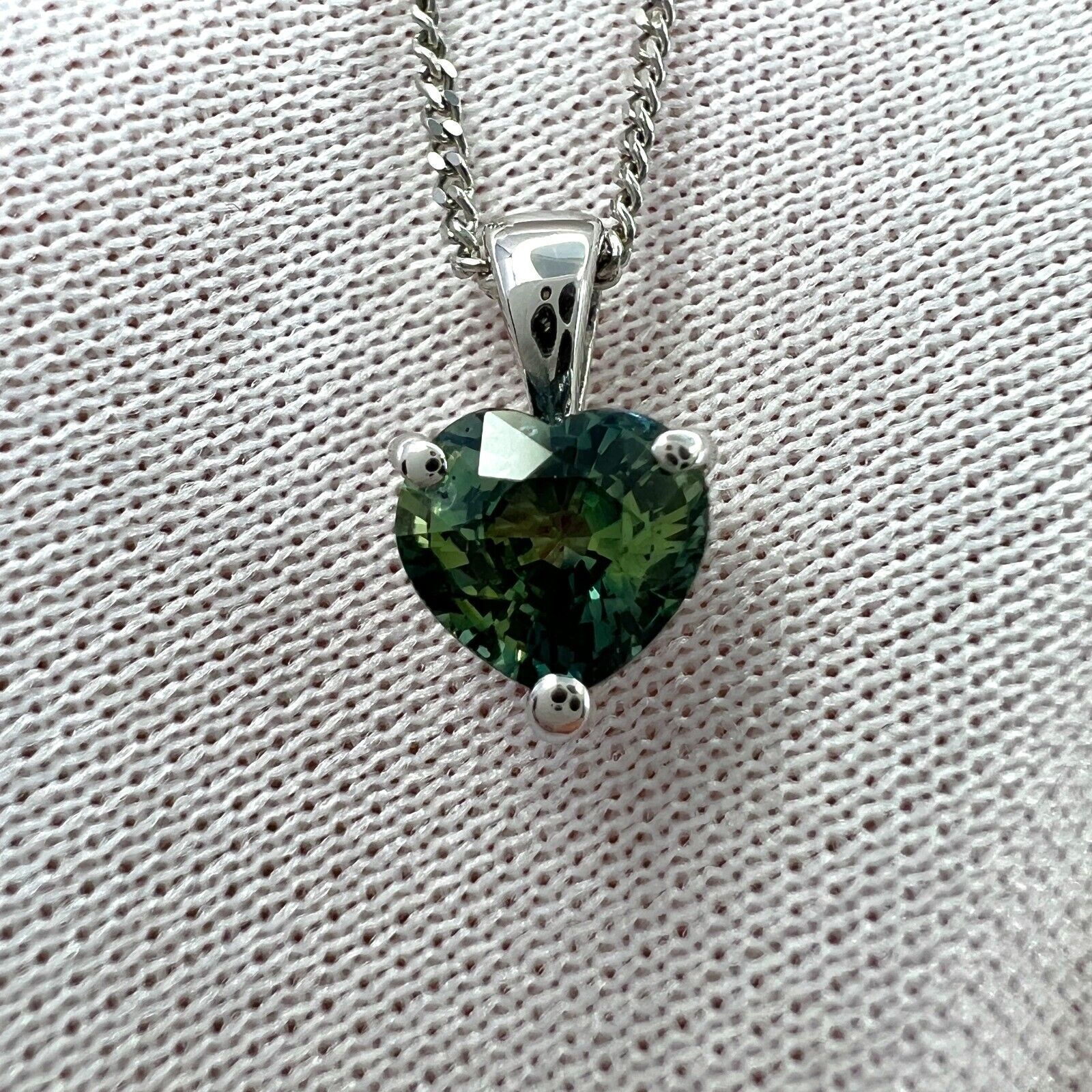 1.06ct Colour Change Untreated Heart Sapphire IGI Certified 18k Gold Pendant — view 2