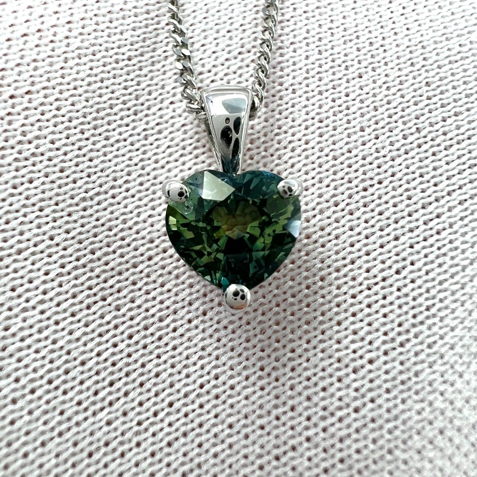 1.06ct Colour Change Untreated Heart Sapphire IGI Certified 18k Gold Pendant — view 4