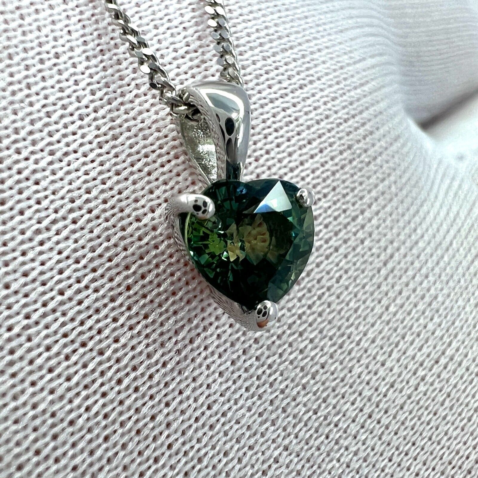 1.06ct Colour Change Untreated Heart Sapphire IGI Certified 18k Gold Pendant — view 5
