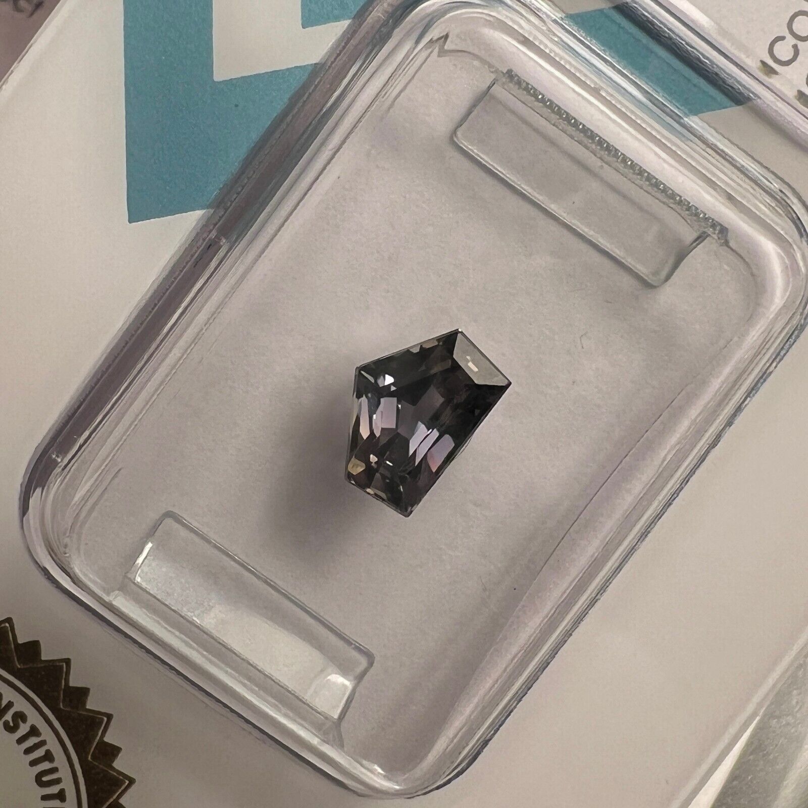 1.23ct UNTREATED Colour Change Sapphire PENTAGON Cut Green Blue IGI CERTIFIED — view 2