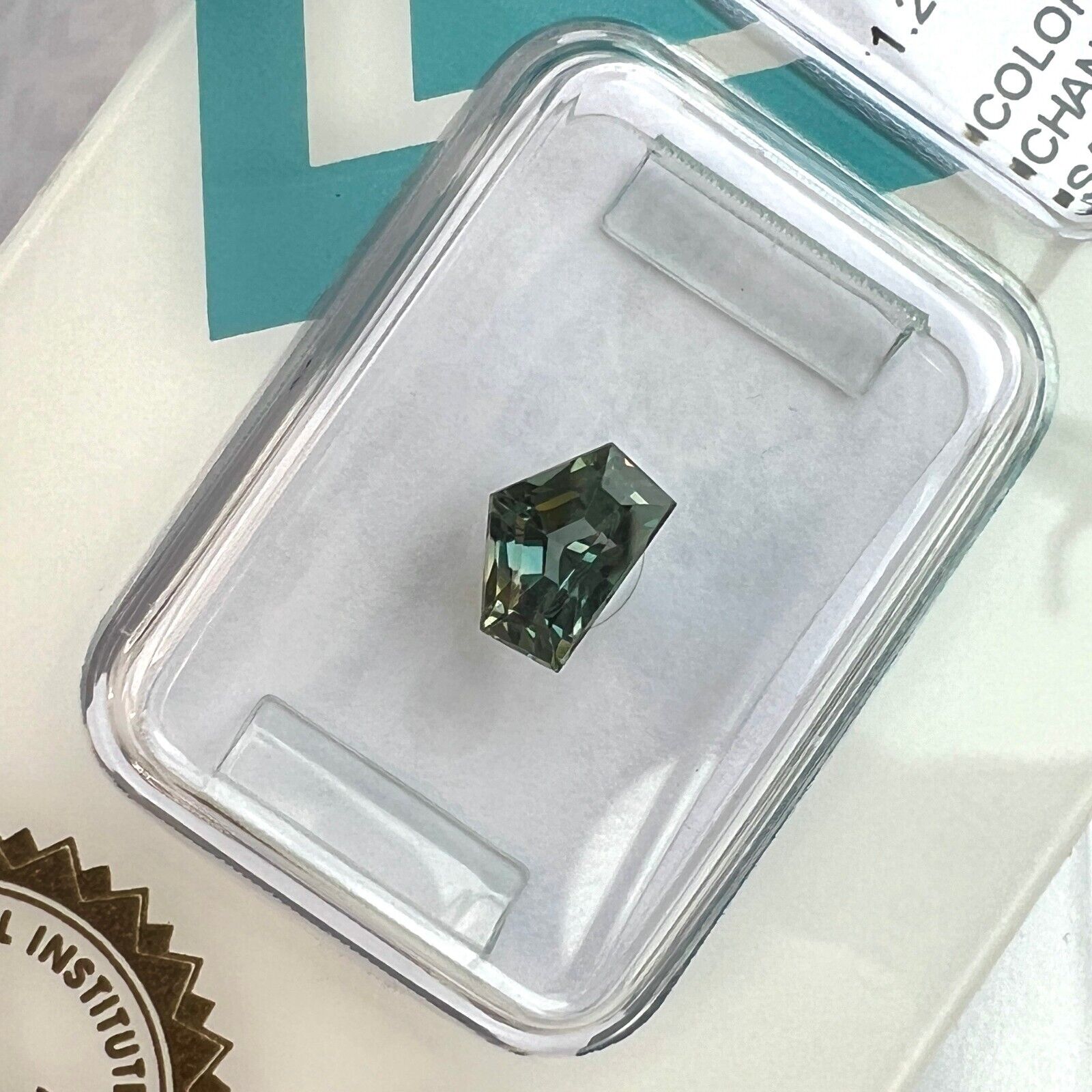 1.23ct UNTREATED Colour Change Sapphire PENTAGON Cut Green Blue IGI CERTIFIED — view 4