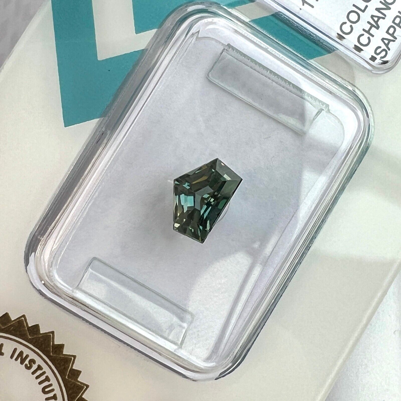 1.23ct UNTREATED Colour Change Sapphire PENTAGON Cut Green Blue IGI CERTIFIED — view 5