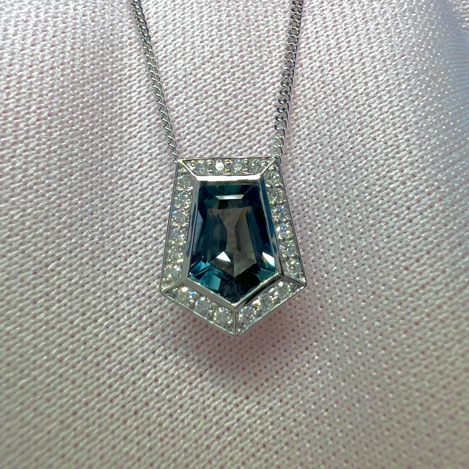 IGI Certified 1.46ct Colour Change Untreated Fancy Cut Sapphire Diamond Pendant — view 4