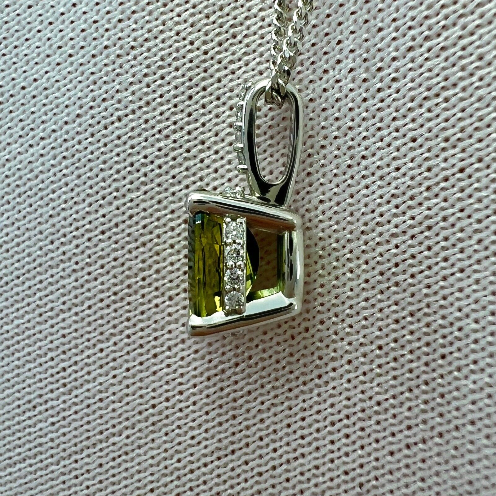 IGI Certified 1.01ct Parti Colour Sapphire Diamond 18k Gold Hidden Halo Pendant — view 5