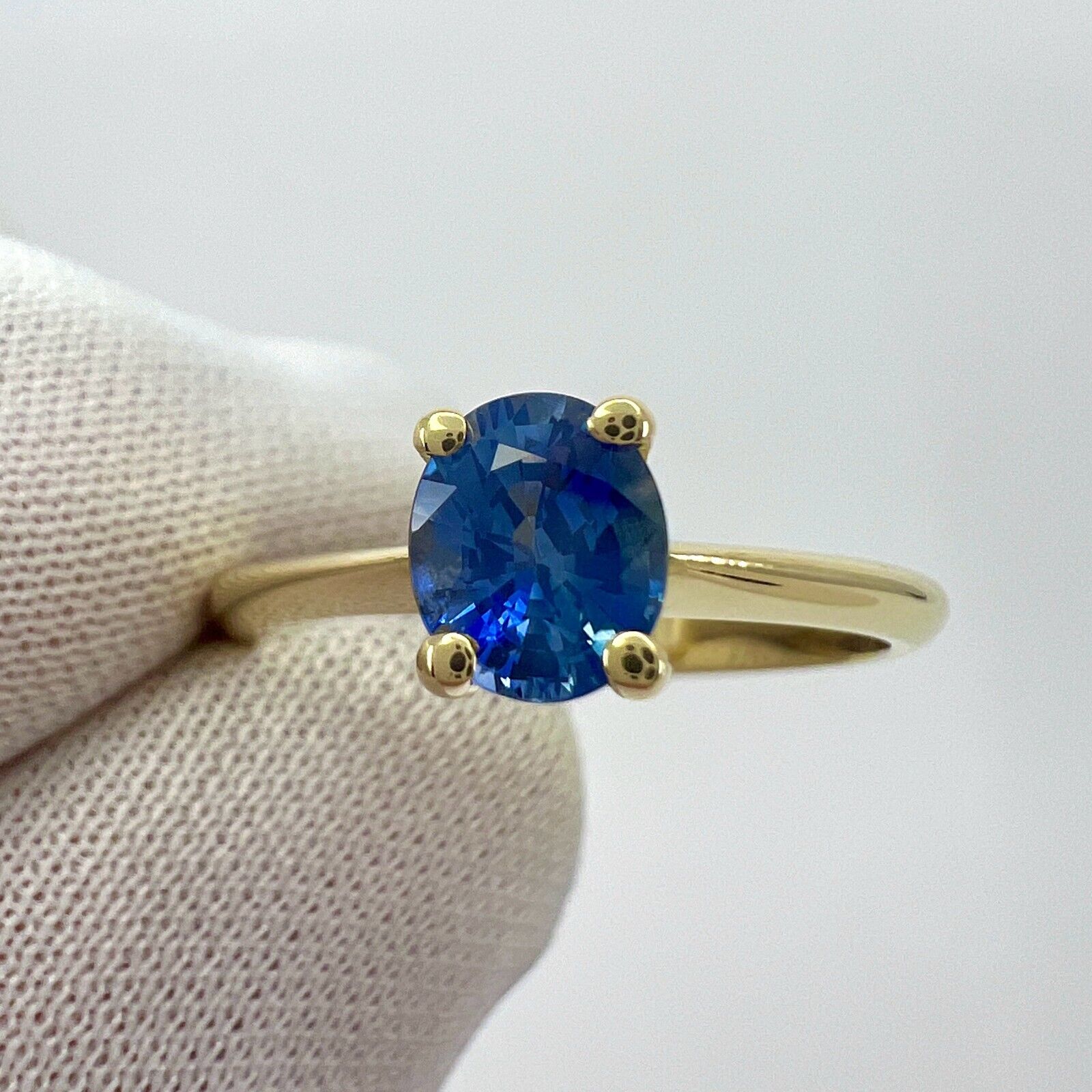 Fine Vivid Cornflower Blue Ceylon Sapphire Oval Cut 18k Yellow Solitaire Ring — view 2