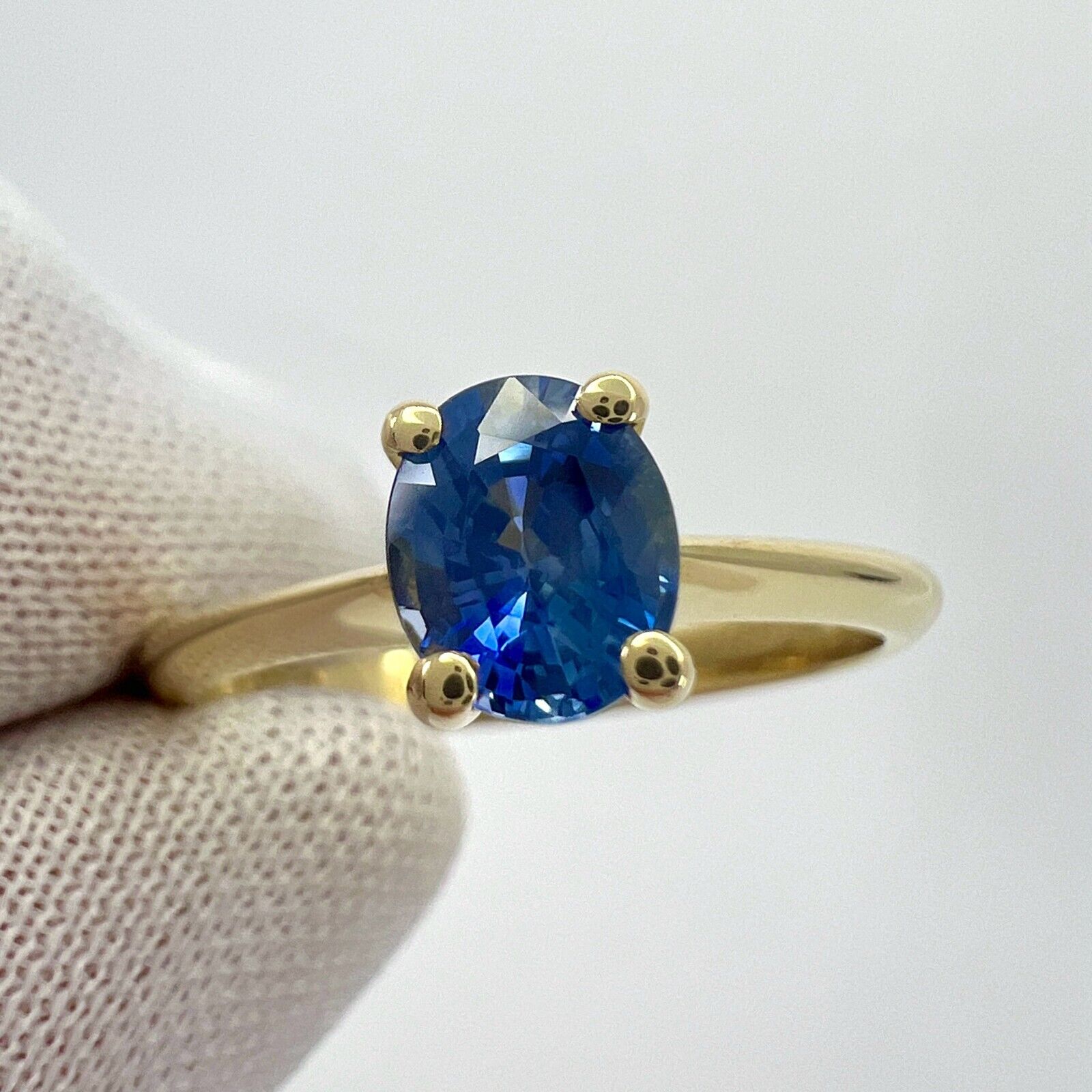 Fine Vivid Cornflower Blue Ceylon Sapphire Oval Cut 18k Yellow Solitaire Ring — view 3