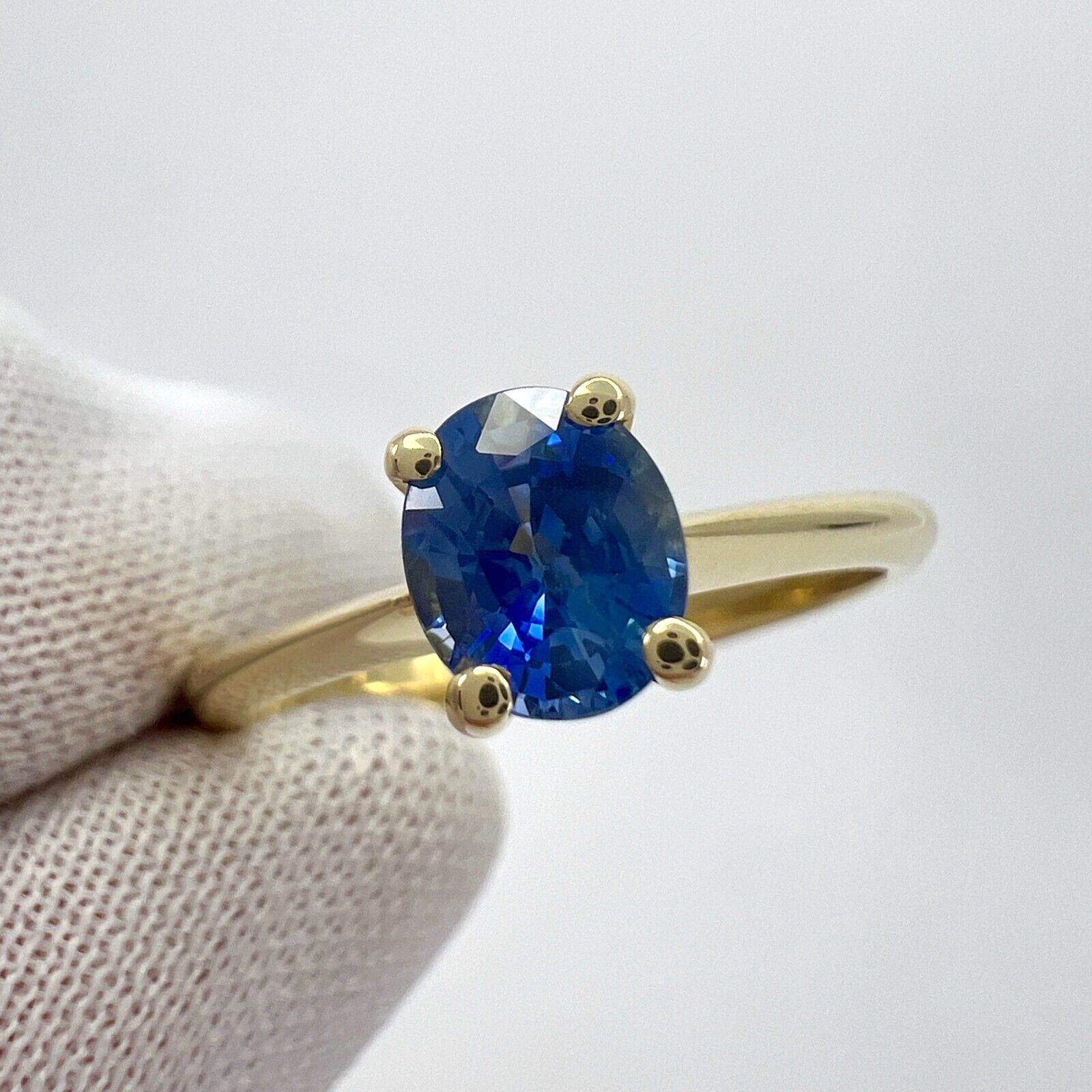 Fine Vivid Cornflower Blue Ceylon Sapphire Oval Cut 18k Yellow Solitaire Ring — view 4