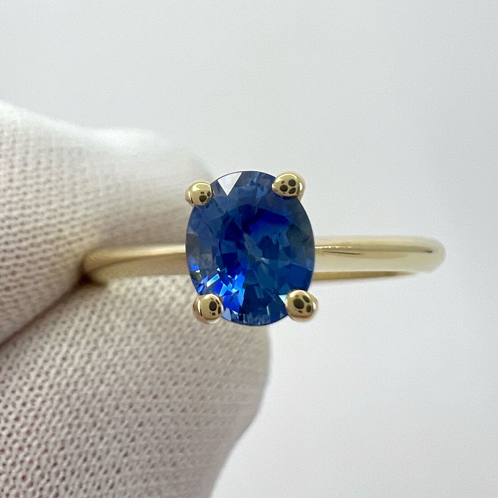 Fine Vivid Cornflower Blue Ceylon Sapphire Oval Cut 18k Yellow Solitaire Ring — view 5