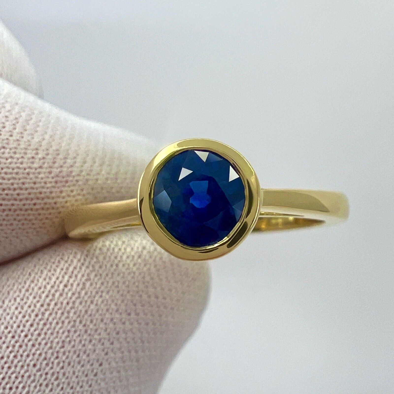 1.80ct Cornflower Blue Ceylon Sapphire Round 18k Yellow Gold Bezel Rubover Ring — view 2