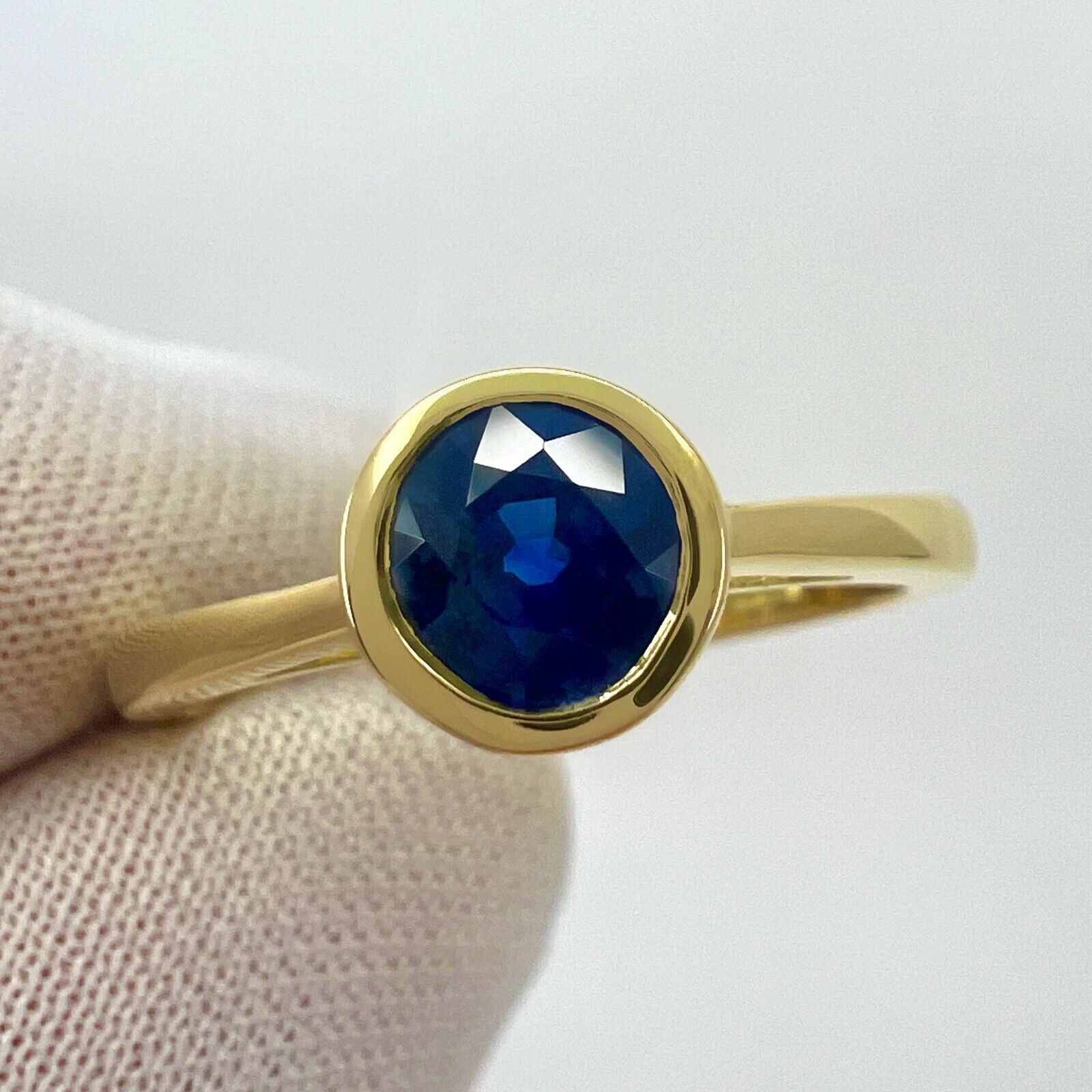 1.80ct Cornflower Blue Ceylon Sapphire Round 18k Yellow Gold Bezel Rubover Ring — view 3