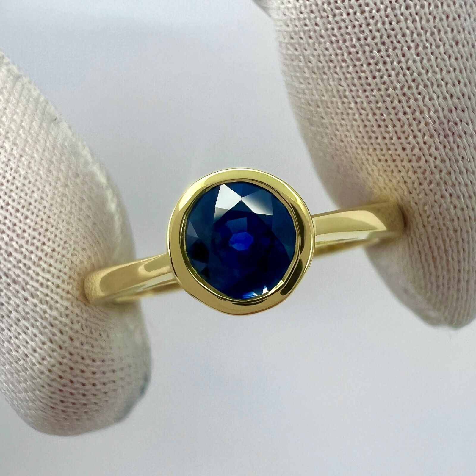 1.80ct Cornflower Blue Ceylon Sapphire Round 18k Yellow Gold Bezel Rubover Ring — view 4