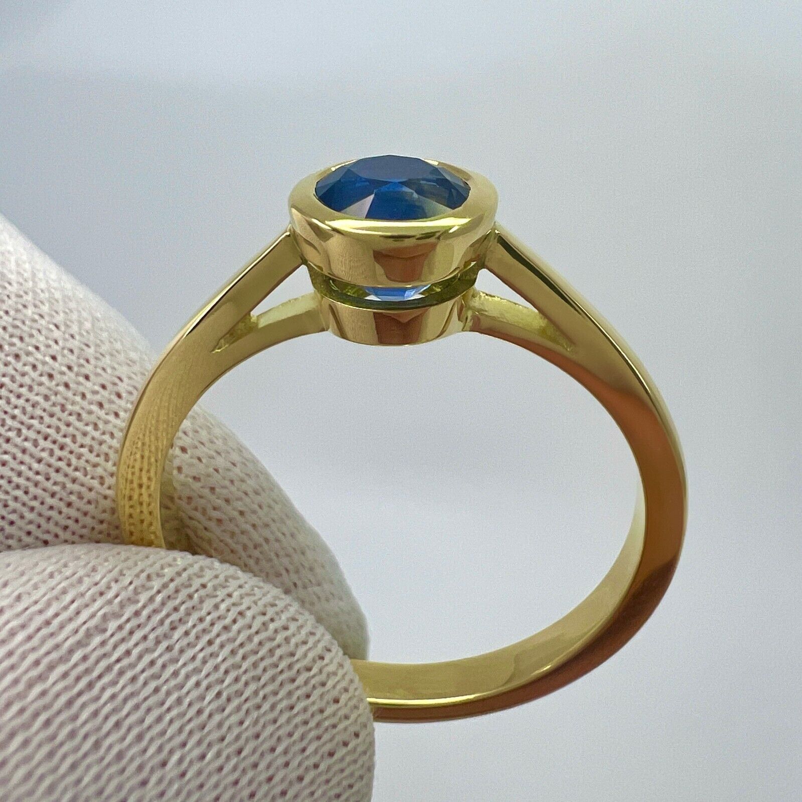 1.80ct Cornflower Blue Ceylon Sapphire Round 18k Yellow Gold Bezel Rubover Ring — view 5