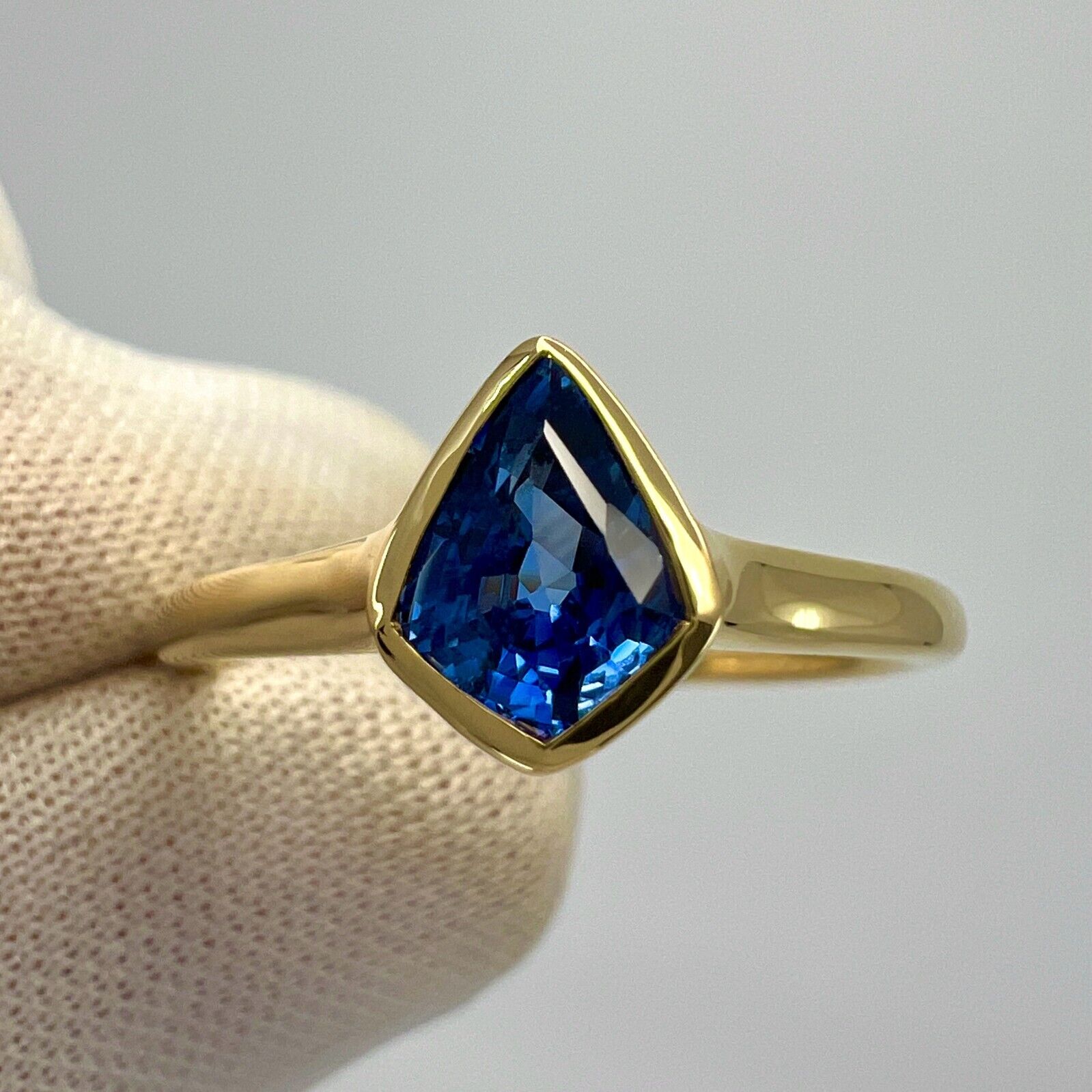 1.05ct Vivid Blue Ceylon Sapphire Fancy Kite Cut 18k Yellow Gold Solitaire Ring — view 2