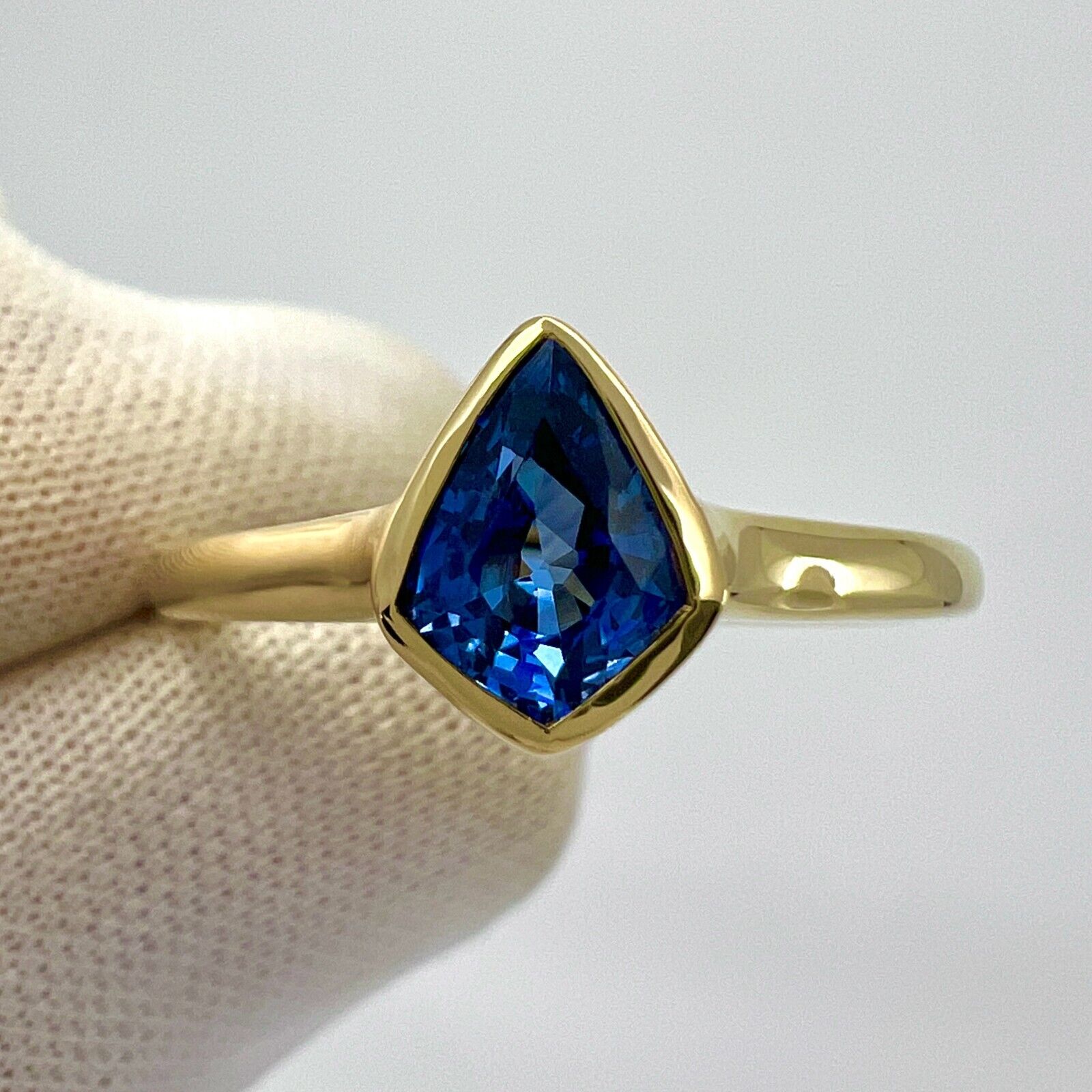 1.05ct Vivid Blue Ceylon Sapphire Fancy Kite Cut 18k Yellow Gold Solitaire Ring — view 3